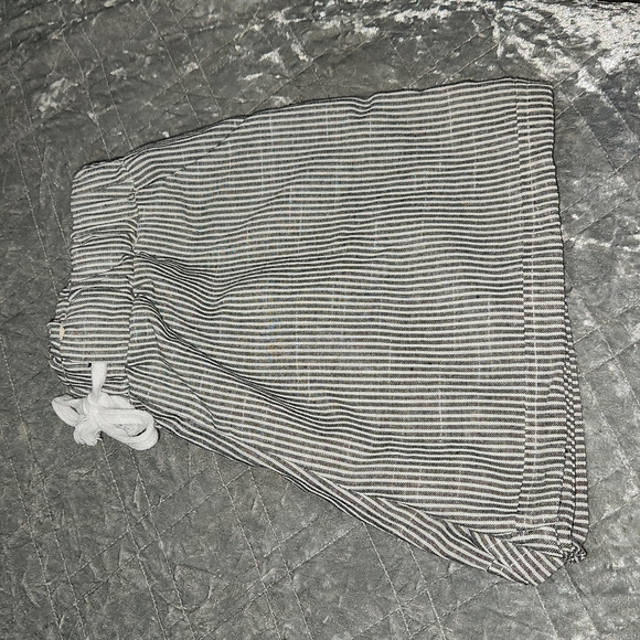 Red Dress Boutique Pants - BNWOT Striped Blue and White Linen Shorts - Size Large with White Drawstring.